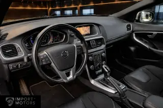 2019 Volvo V40 R-Design — 4