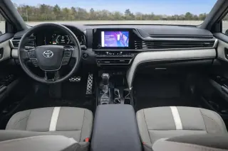 2025 Toyota Camry SE Hybrid — 3